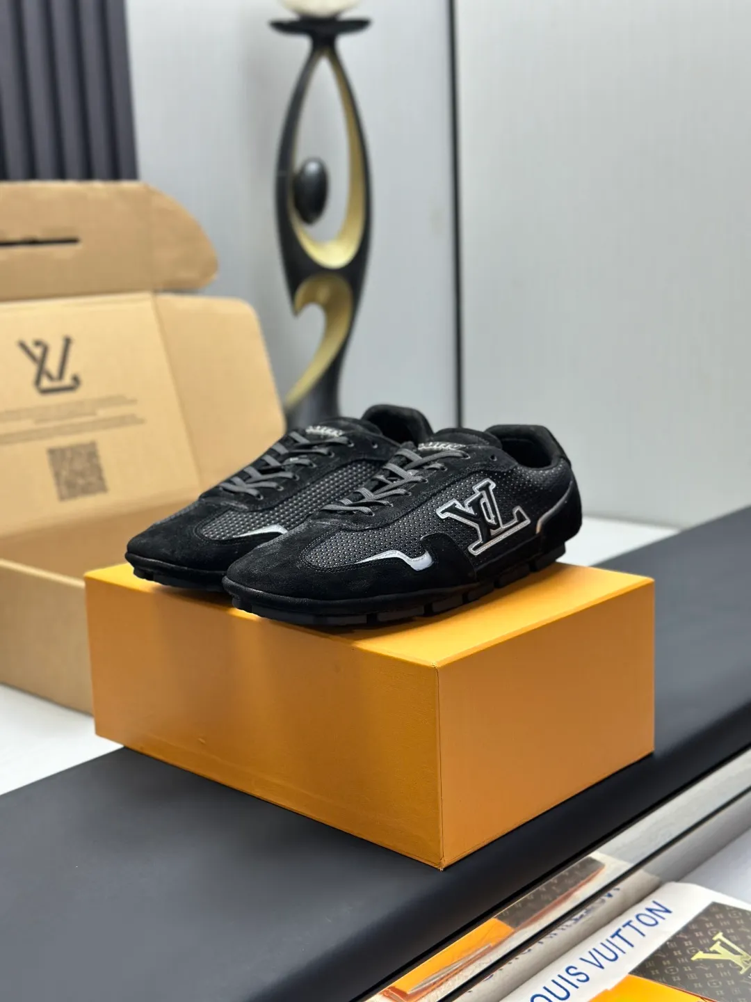 👟👟Ex-factory price 680👟👟 (Top version fully packaged) LV Louis Vuitton L Family Donkey Brand Latest Rally Series Mesh Casual Sports Shoes Doudou Shoes Original purchase, development and production This LV Rally sports shoe is made of suede cow leather and mesh fabric, and a rubber pad outsole is incorporated into the driving shoe configuration, making it a modern choice that is both comfortable and light. The LV letters on the side, the handwritten Louis Vuitton logo on the rear, and the Vuitton logo on the tongue and outsole jointly brand the brand mark. Exquisite packaging at the delivery counter🛍📦 ▪️Fabric: Original customized imported mesh + cowhide ▪️Inner lining: Original customized breathable mesh lining ▪️Outsole: Original molded anti-slip rubber material ▪️Sole thickness: 2CM ▪️Size: Men's 39-45